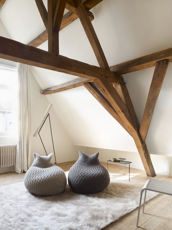 Wohnstil Sitzsäcke graue Farbe Holz Balken