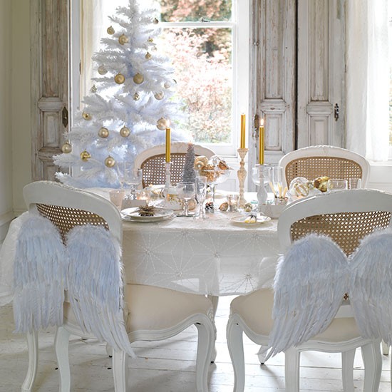 tischdeko weihnachten weiß gold stuhl deko engelflügel