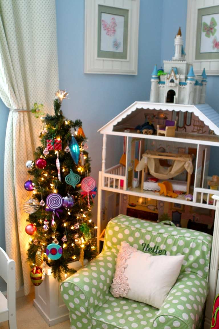 weihnachtsbaum im topf kinderzimmer deko baumschmuck bunt sessel puppenhaus