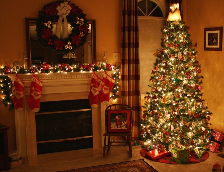 weihnachtsdeko für den kamin christbaum socken kranz lichterketten