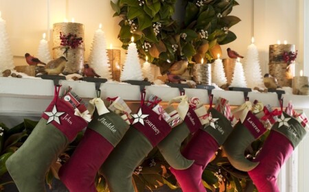 weihnachtsdeko ideen socken rot gruen kranz kaminsims kerzen tannenbaum form