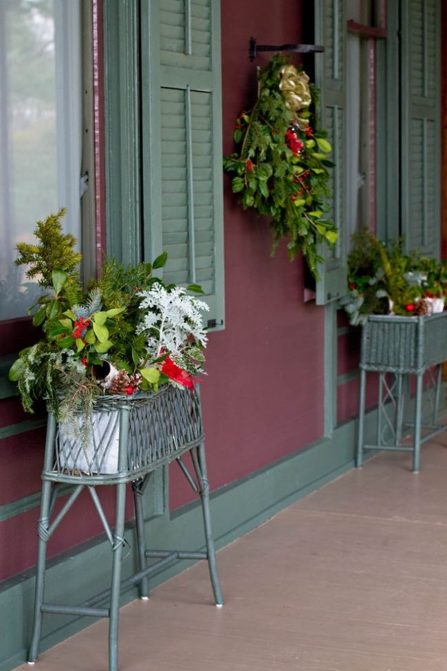 weihnachtsdeko veranda pflanzenkübel immergrüne zweige altes haus