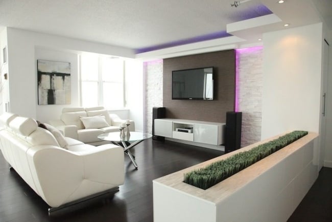 wohnzimmer deckenbeleuchtung lila fernseher ledersofa