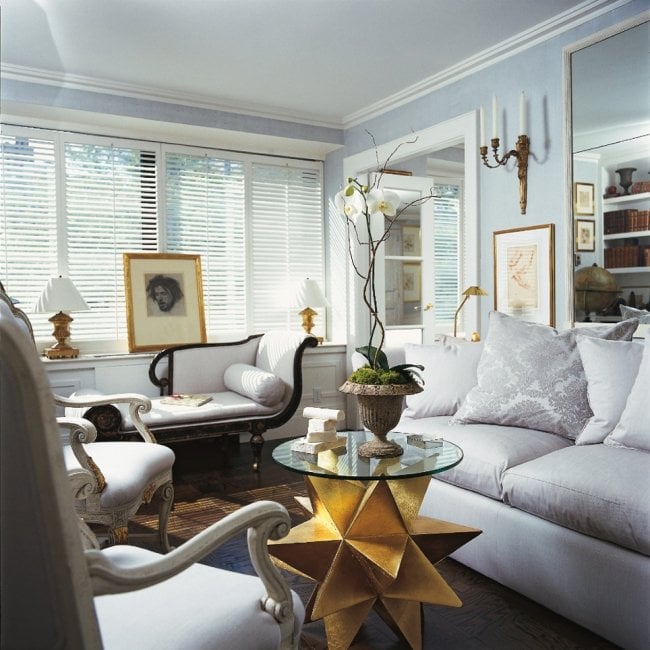 wohnzimmer design hellblau weiß beistelltisch glasplatte rund orchidee