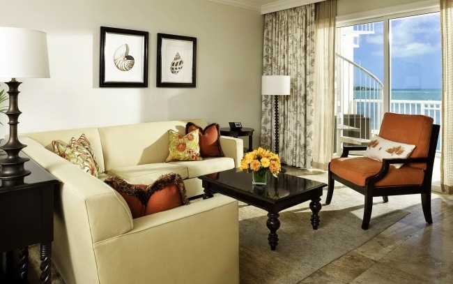 wohnzimmer einrichtung traditionell holzmöbel polstersofa orange farbtupfer