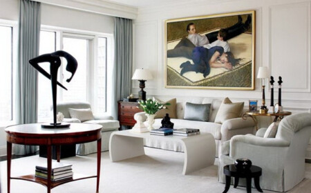 wohnzimmer-neoklassischer-Einrichtungsstil-kunstwerke-weiße-möbel-deko