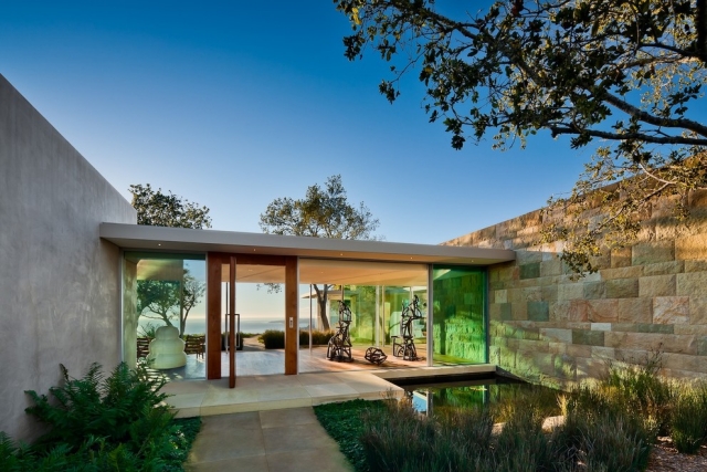 Abgrenzung Innen-Außenräume moderne Villa Wasser Garten Glaseinsatz