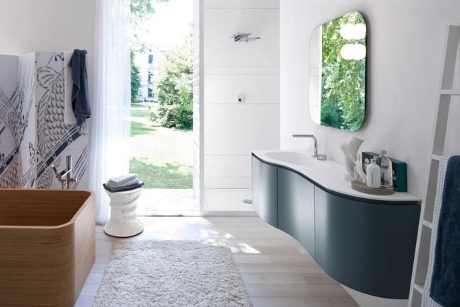 Bad-Möbel Design-Ideen Holz-Wanne Duschvorhang wandspiegel-Waschtisch-geschwungen