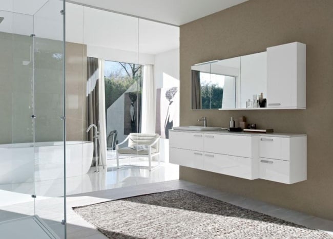 moderne Badmöbel italien-weiß minimalistisch-Duschkabine Glas Wand