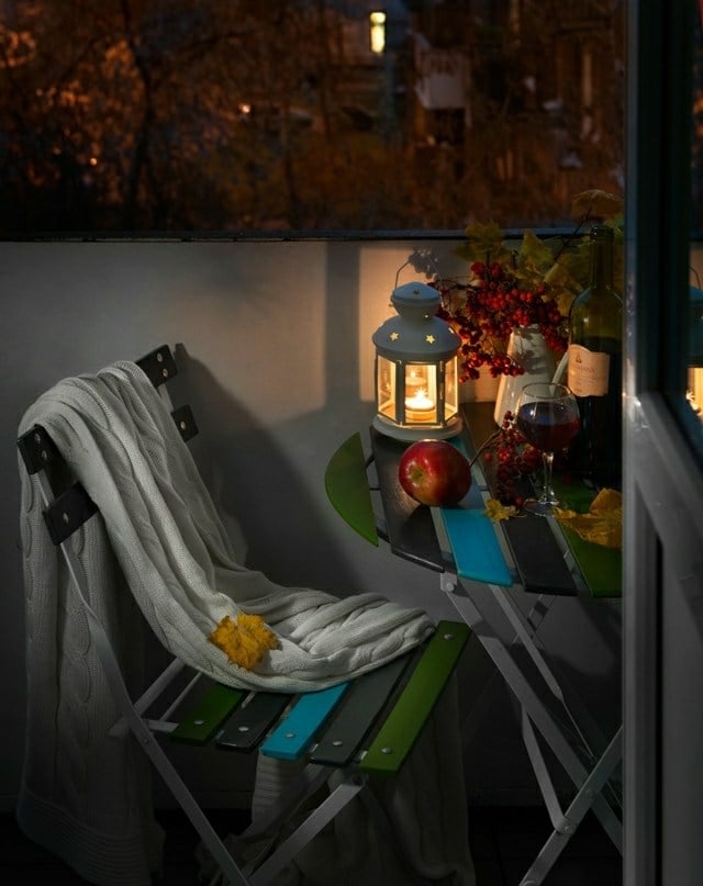 Herbst Deko Laterne romantische Beleuchtung grüne Balkonmöbel