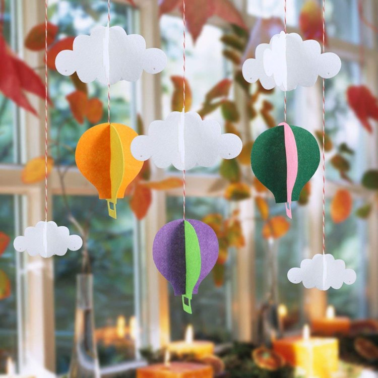 Basteln Fasching Fenster Luftballons aus Tonkarton ausschneiden Idee für Karneval Fensterdeko