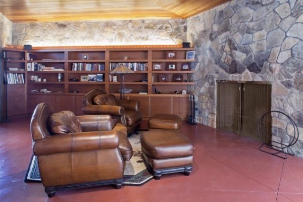 Brad-Pitt Angelina-Jolie-Privatinsel Villa-Wohnzimmer Innenraum Gestaltung-Leder Sessel