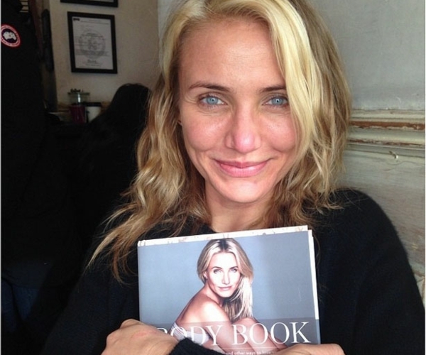 Cameron Diaz ungeschminkte Stars präsentiert neues Buch schöne blaue Augen