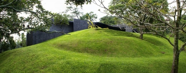Costa Rica Haus-am Hang casa-altamira Erdhaus naturstein modern