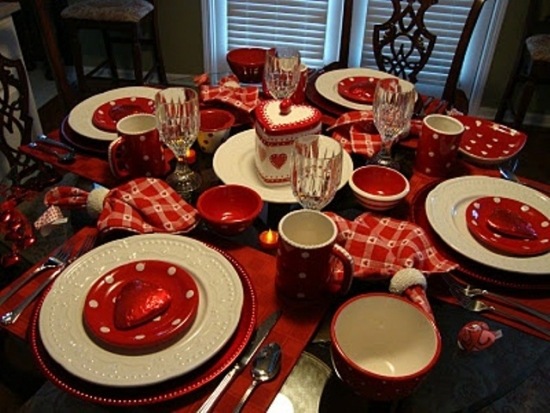Familien Abenessen-Valentinstag Deko eintönig Ideen Party rote Tischdecke