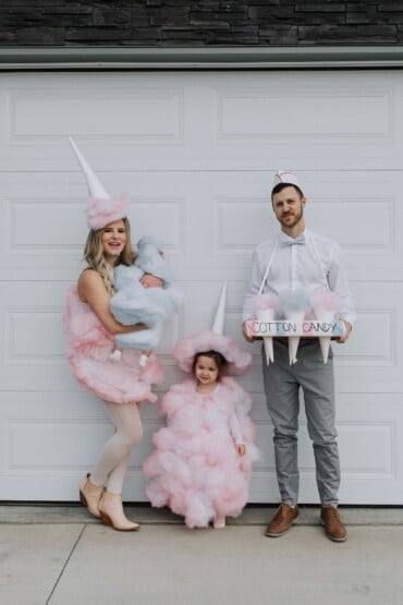 Familienkostüm Idee Eltern mit Baby und Tochter zu Fasching Zuckerwatte Verkäufer