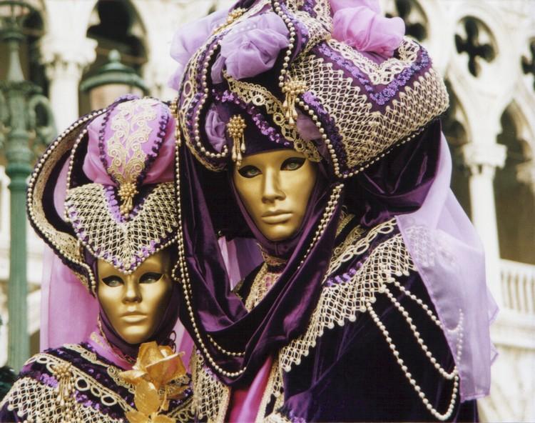 Faschingskostueme-Frauen-Paare-Adlige-Venedig-Karneval-Masken