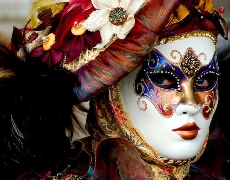 Faschingskostueme-Frauen-Venedig-Karneval-Maske-Gold-Gesicht