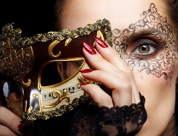 Faschingskostueme-Frauen-Venedig-Maske-Noten-selber-machen