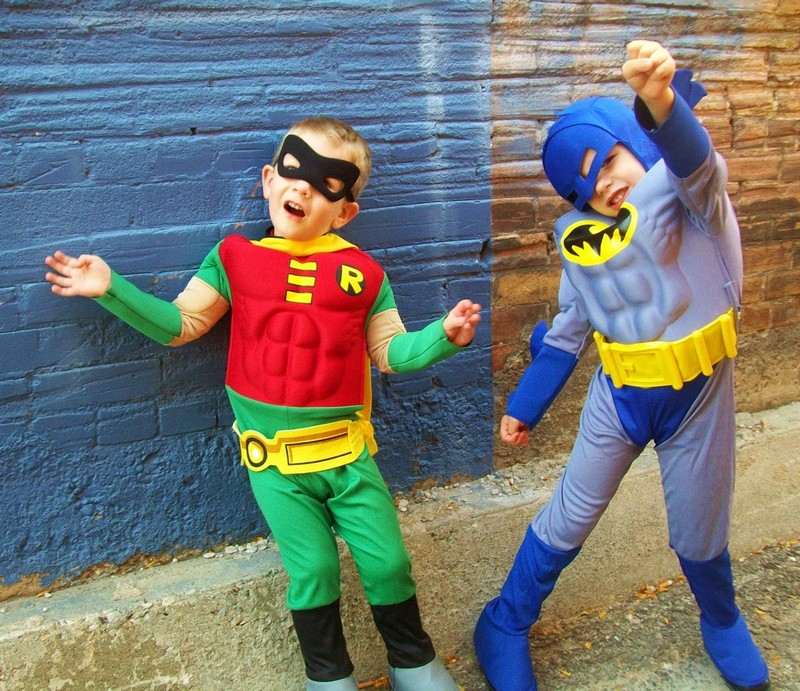 Faschingskostueme-Kinder-Superhelden-Jungen-verkleidet