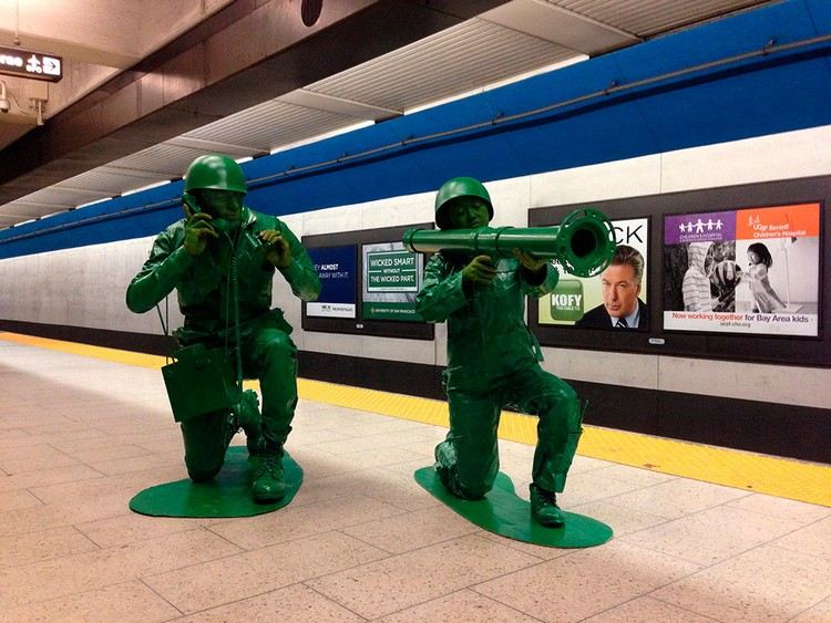 Faschingskostüme für Männer-Soldaten-Figuren-gruene-Farbe