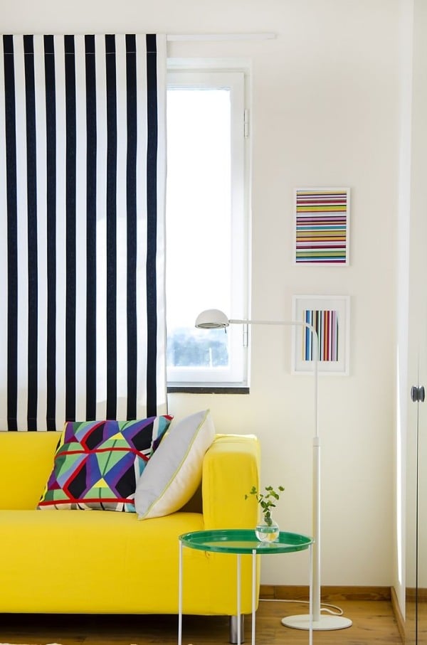 ideen Sonnenschutz Gardine-gestreift schwarz-weiß gelbes-sofa