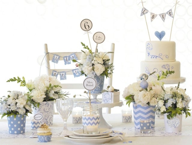 Deko Tisch Blumen blaues Papier Kuchen