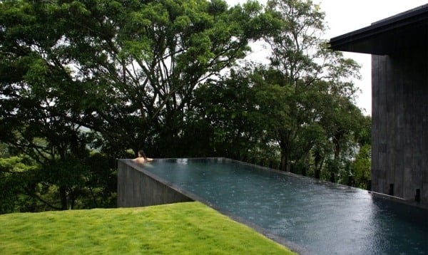 Pool-Anlage auskragend Rasenfläche casa altamira Konstruktion