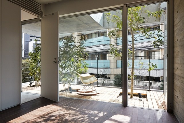 Haus mit Balkon-Glas Wand Boden Holzdielen Bepflanzungen-ryo matsui-architects balcony house