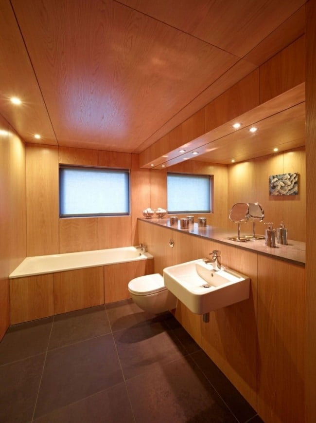 Holz-Badezimmer Gemütliche Atmosphäre Eingebaute-Badewanne Täfelung-Waschbeckentisch