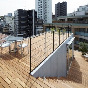 Holz Dachbalkon Dachterrasse-MEtall Geländer ryo-matsui architects-balcony house-tokio