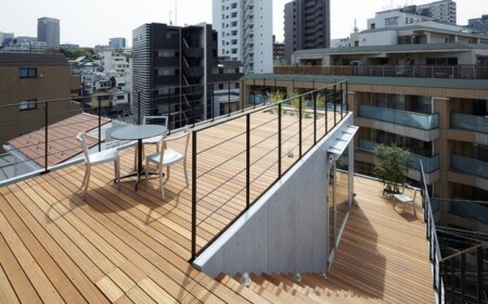 Holz Dachbalkon Dachterrasse-MEtall Geländer ryo-matsui architects-balcony house-tokio