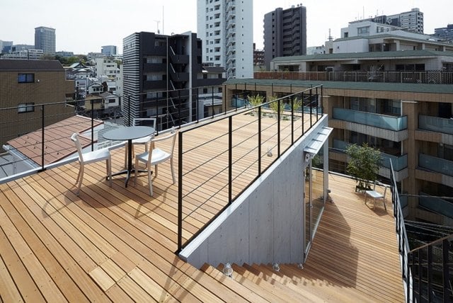 Holz Dachbalkon Dachterrasse-MEtall Geländer ryo-matsui architects-balcony house-tokio