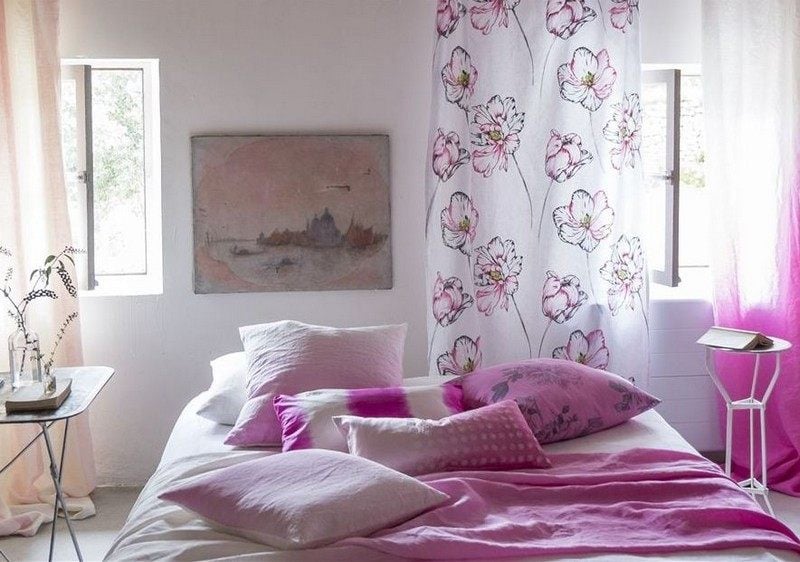 Ideen-Gardinen-Vorhaenge-Blumenmuster-rosa-Schlafzimmer