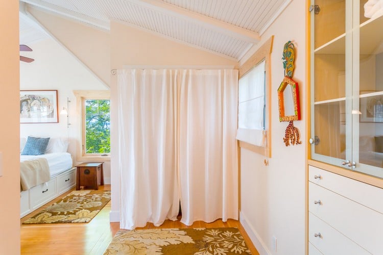 Ideen-offenen-Kleiderschrank-schlafzimmer-dachschraege-nische-weisse-gardinen