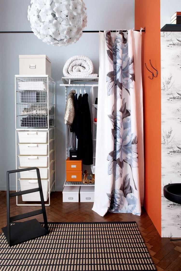 Ideen-offenen-Kleiderschrank-stehregale-floraler-vorhang