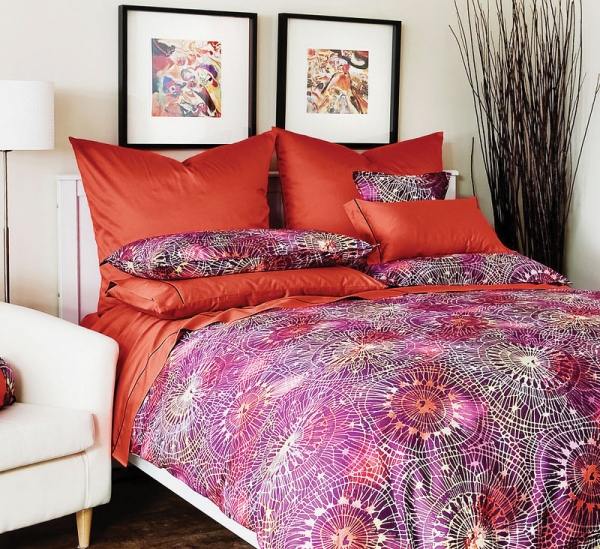 Innendesign Ideen Schlafzimmer  Bett Bezug Rot Pink Muster modern