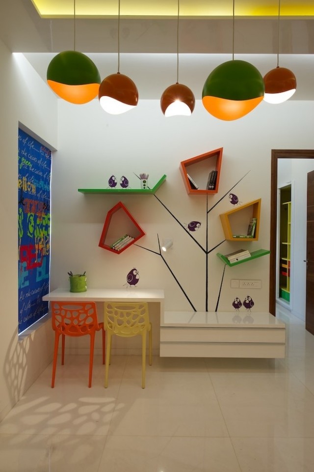 pendelleuchte Kinderzimmer Schreibtisch-weiß Glanz-Lack Regalen-Wand modern