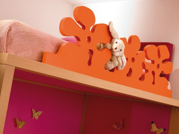 Kinderzimmer einrichten Hochbett Geländer süße Blumenmuster orange Farbe