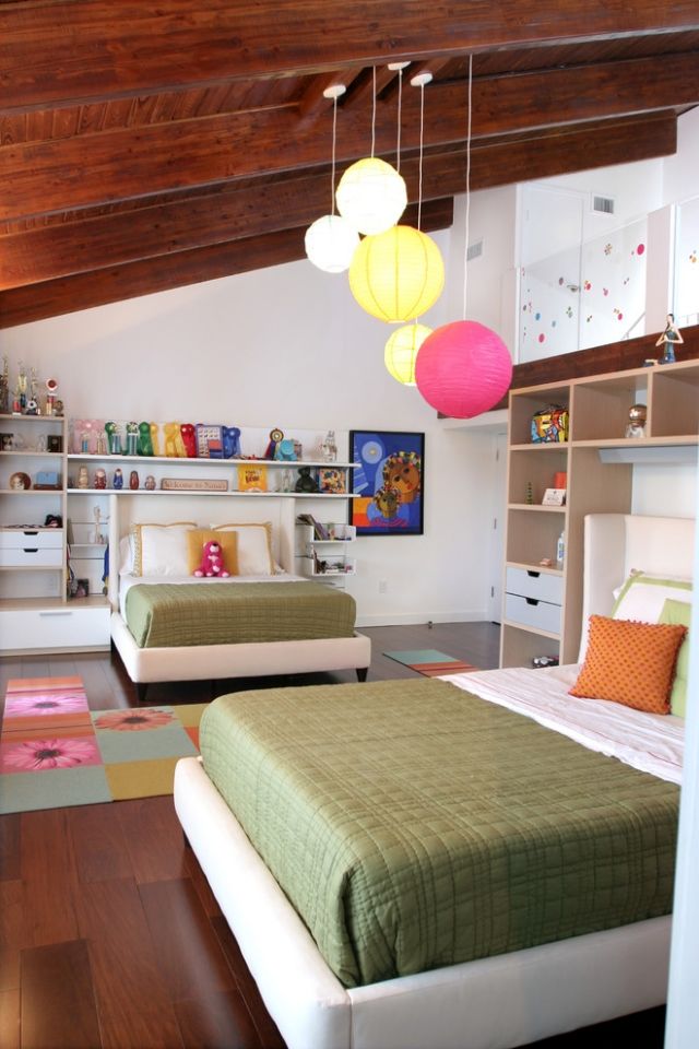 ideen Betten für Kinderzimmer mit Dachschräge-Geschwister B-Pila Design Studio