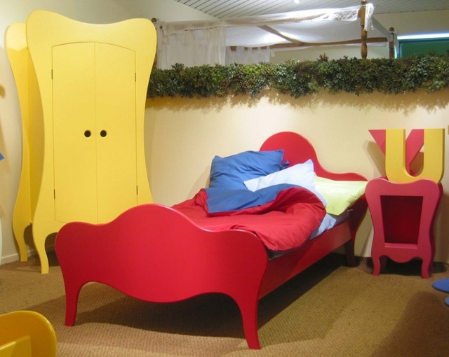 Kinderzimmer Volute Bols gelbe Farbe rotes Kinderbett