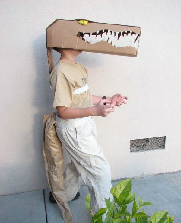Krokodil Kostüm-selbermachen Stoffreste-Karton Kasten-Ideen karneval-Fasching
