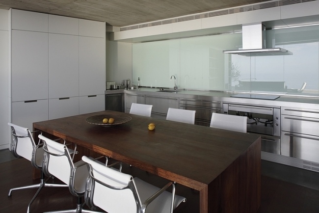 Küchenschränke einrichten-ideen weiß matt-Holz rustikal-Esstisch Edelstahl-Küchenschränke 