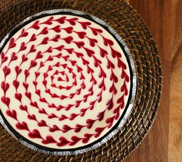 Torte-zubereiten dekorieren Rote Herzen-Muster Valentinstag-Ideen