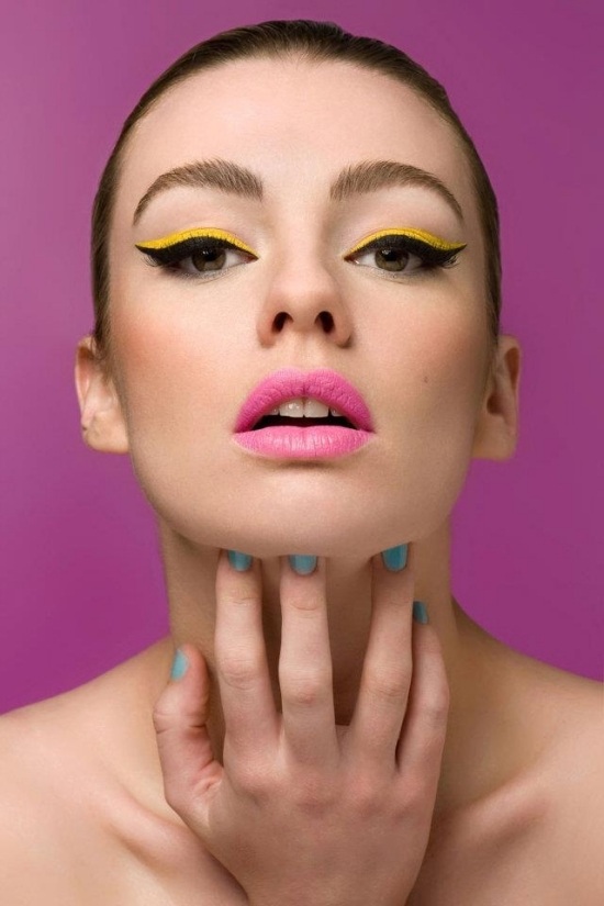 Lidstrich auftragen-Pinke Lippen-Glos Silvester Party Make-Up Tipps