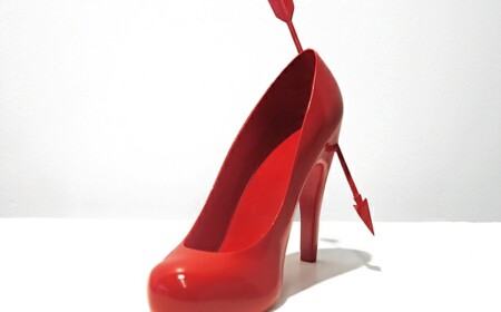 Liebeskummer Schuhen Pfeile rote Farbe Valentinstag