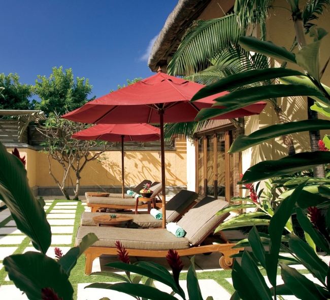 exotische Parklandschaft Luxus Resort-Sonnenliegen Daybed-Sonnenschirm rot-Pool-Deck 
