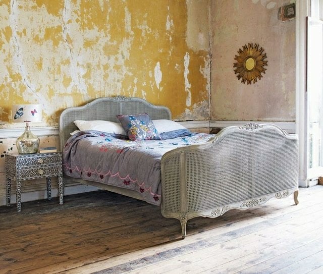 Schlafzimmer Möbel Bett Nachttisch gelbe Wand Farbe abfällt
