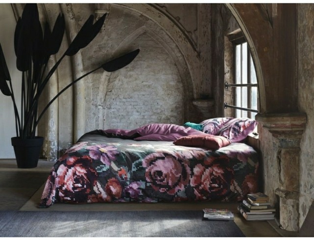 Gestaltung Schlafzimmer Bett Decke Rosen Muster
