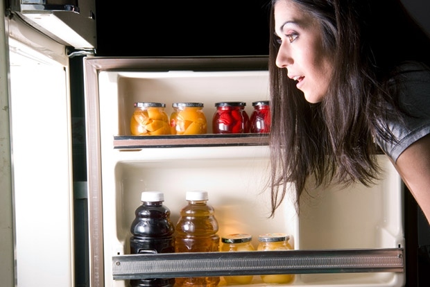 Nachts Essen Kühlschrank-herumwühlen richtige Essgewohnheiten